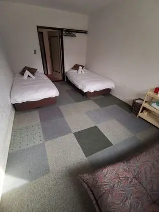 İki Ayrı Yataklı Oda, Ortak Banyo