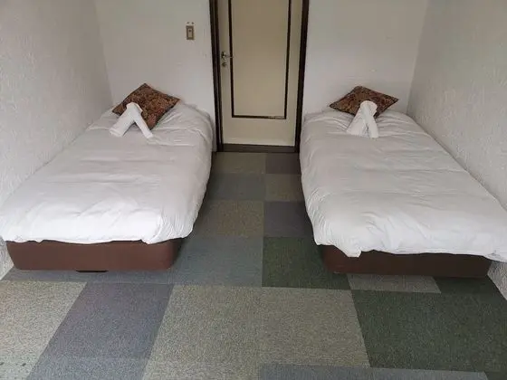 İki Ayrı Yataklı Oda, Ortak Banyo