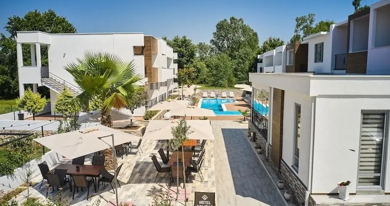 Üç Kişilik Oda, Havuz Manzaralı