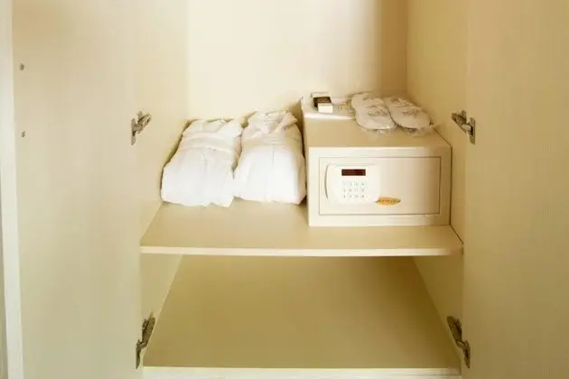 Bağlantılı Oda, Şehir Manzaralı