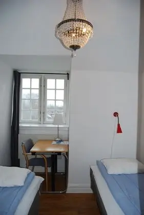 İki Ayrı Yataklı Oda, Ortak Banyo