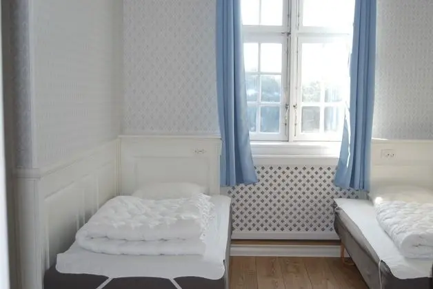 İki Ayrı Yataklı Oda, Ortak Banyo