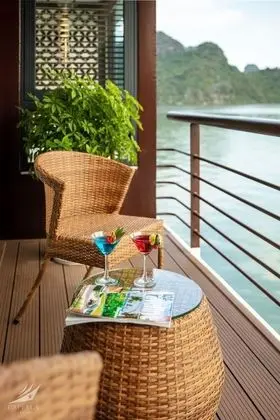 Basic Oda (Oasis Suite -2 single beds/1 king bed)