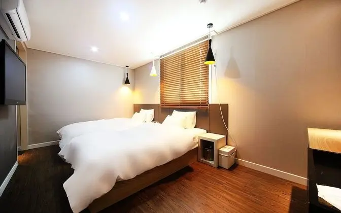 Oda (Twin Room (Double Single/New Air Cond)