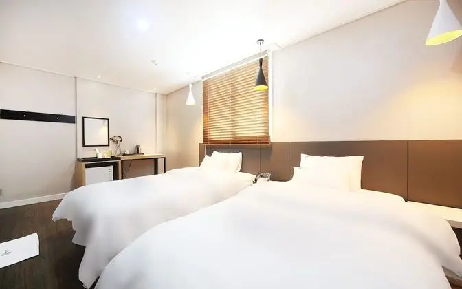 Oda (Twin Room (Double Single/New Air Cond)