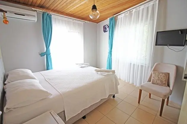Çift Kişilik, Sokak Manzaralı