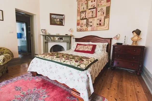 Traditional Tek Büyük Yataklı Oda