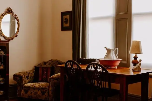 Traditional Tek Büyük Yataklı Oda