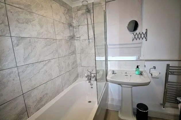 Tek Büyük Yataklı Oda, Ortak Banyo