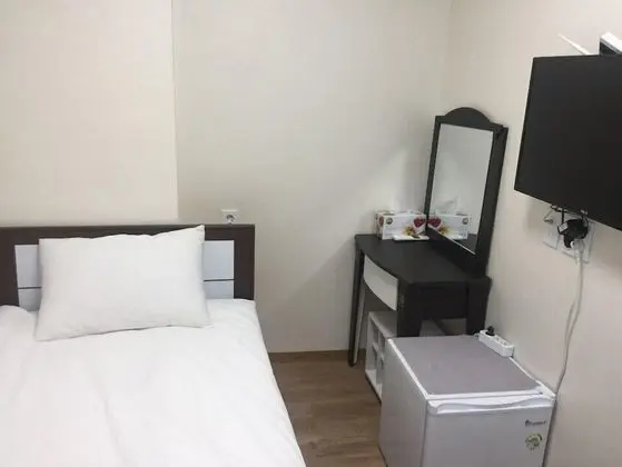 Tek Kişilik Oda (Bigger than most rooms in Seoul)