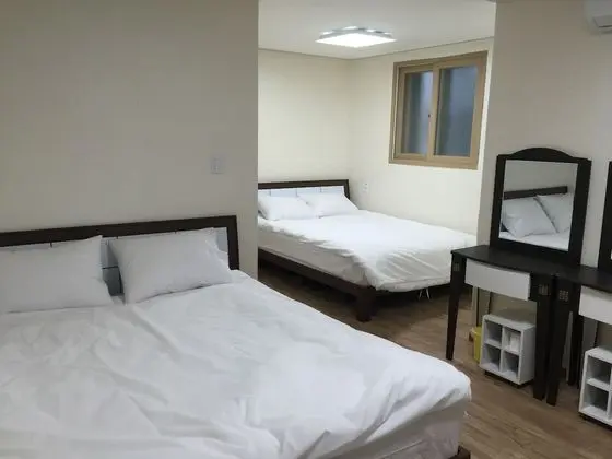 Üç Kişilik Oda (Bigger than most rooms in Seoul)