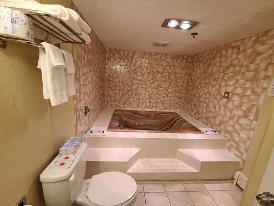 Süit, 1 En Büyük (King) Boy Yatak, Sigara İçilmez, Sıcak Su Küveti