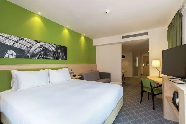 Family Room, 1 King Bed (with kitchenette)
