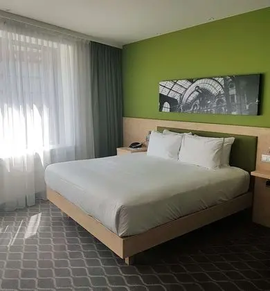 Family Room, 1 King Bed (with kitchenette)