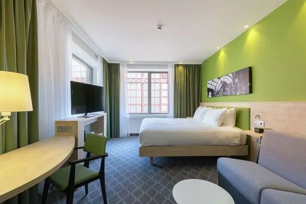 Family Room, 1 King Bed (with kitchenette)