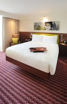 Oda, 1 Büyük (Queen) Boy Yatak