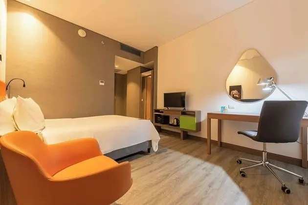 1 Queen Room mobility Access Nonsmoking