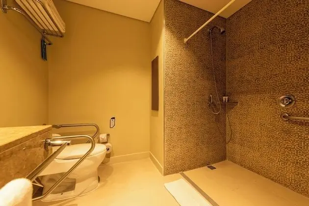 Oda, 2 Tek Kişilik Yatak, Şehir Manzaralı (Roll-In Shower)