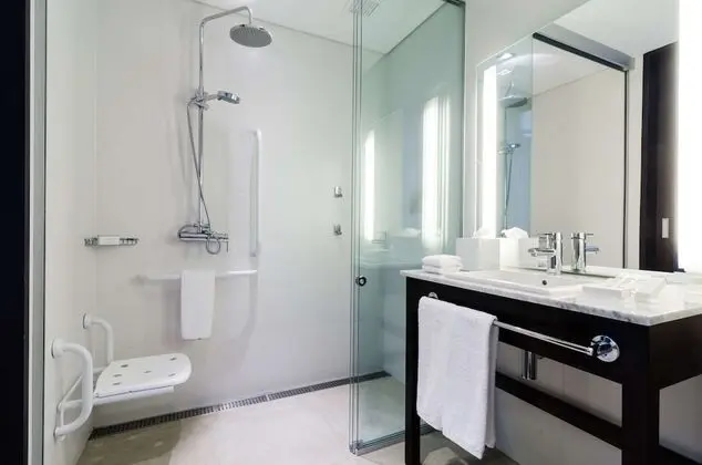 Oda, 1 En Büyük (King) Boy Yatak, Engellilere Uygun (Roll-in Shower)