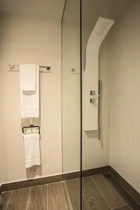 Oda, 1 Büyük (Queen) Boy Yatak, Engellilere Uygun, Sigara İçilmez