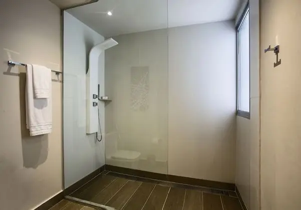 Süit, 1 En Büyük (King) Boy Yatak, Sigara İçilmez, Buzdolabı