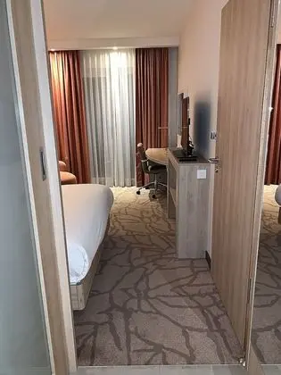 Oda, 1 Büyük (Queen) Boy Yatak, Engellilere Uygun, Sigara İçilmez