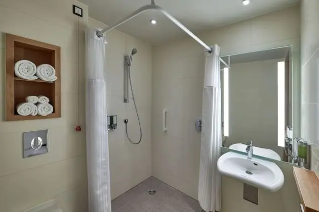 Oda, 1 Büyük (Queen) Boy Yatak, Engellilere Uygun, Sigara İçilmez