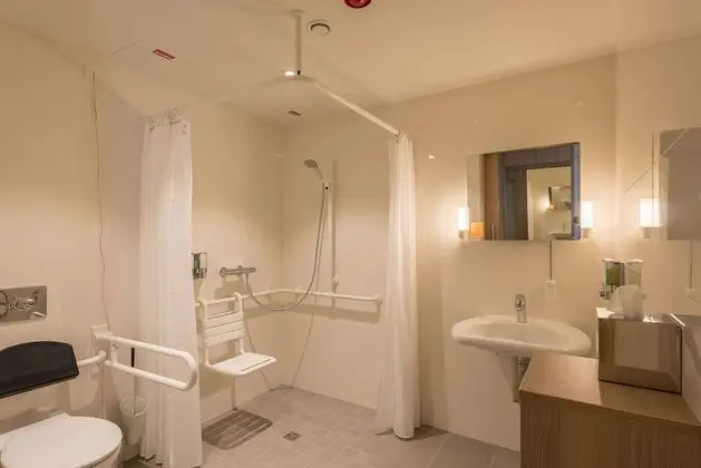 Oda, 1 Büyük (Queen) Boy Yatak, Engellilere Uygun, Sigara İçilmez