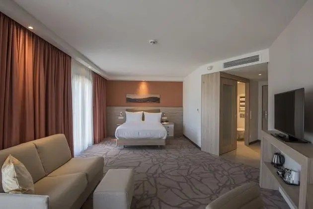 Oda, 1 Büyük (Queen) Boy Yatak, Sigara İçilmez, Köşe