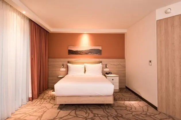 Oda, 1 Büyük (Queen) Boy Yatak, Sigara İçilmez, Köşe