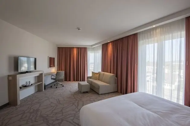 Oda, 1 Büyük (Queen) Boy Yatak, Sigara İçilmez, Köşe