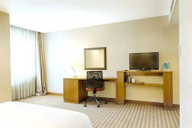 https://i.travelapi.com/lodging/10000000/9140000/9132200/9132144/1b084962_z.jpg