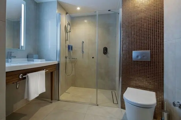 https://i.travelapi.com/lodging/10000000/9140000/9132200/9132144/4ca5f0c4_z.jpg