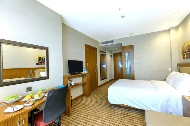 https://i.travelapi.com/lodging/10000000/9140000/9132200/9132144/56729ad4_z.jpg