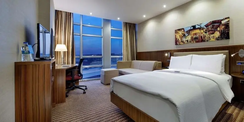 https://i.travelapi.com/lodging/10000000/9140000/9132200/9132144/73d2eafa_z.jpg