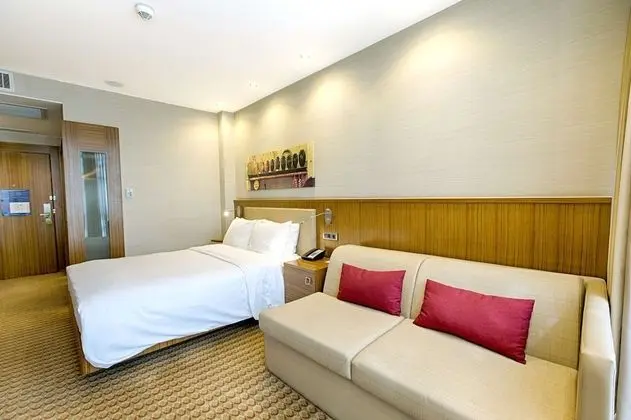 https://i.travelapi.com/lodging/10000000/9140000/9132200/9132144/7eacec5e_z.jpg