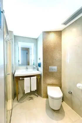 https://i.travelapi.com/lodging/10000000/9140000/9132200/9132144/d756ca00_z.jpg
