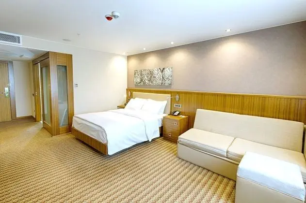 https://i.travelapi.com/lodging/10000000/9140000/9132200/9132144/d852fc5b_z.jpg