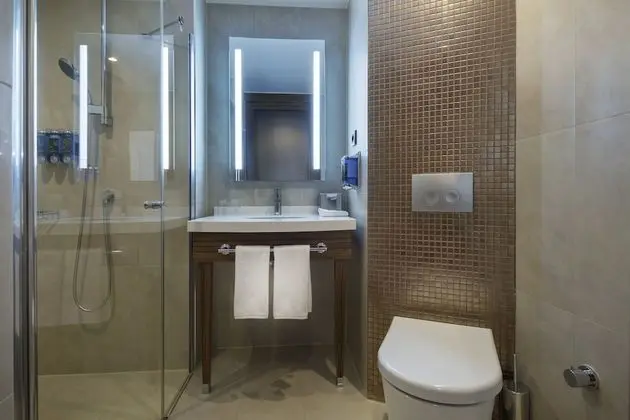 https://i.travelapi.com/lodging/10000000/9140000/9132200/9132144/f3a421ea_z.jpg