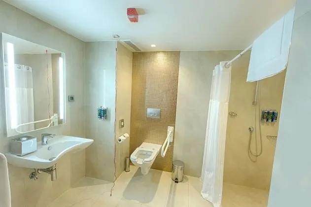 https://i.travelapi.com/lodging/10000000/9140000/9132200/9132144/f53177dd_z.jpg