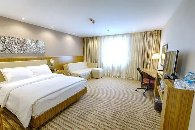 https://i.travelapi.com/lodging/10000000/9140000/9132200/9132144/f9aa6dce_z.jpg