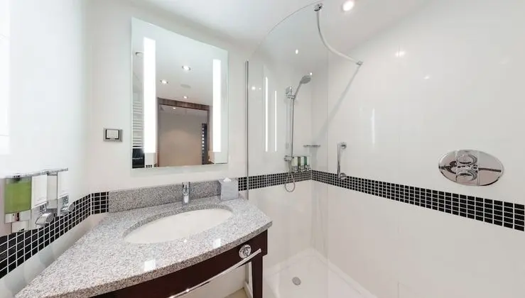 Oda, 1 Büyük (Queen) Boy Yatak