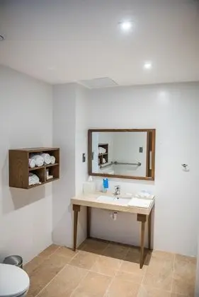 Queen Accesible Room W/Roll-in Shower Ns