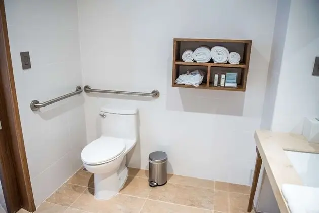 Queen Accesible Room W/Roll-in Shower Ns