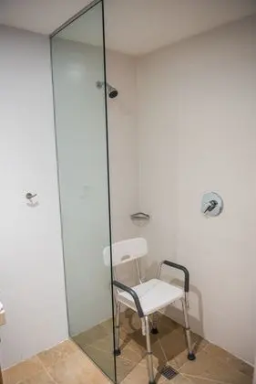 Queen Accesible Room W/Roll-in Shower Ns