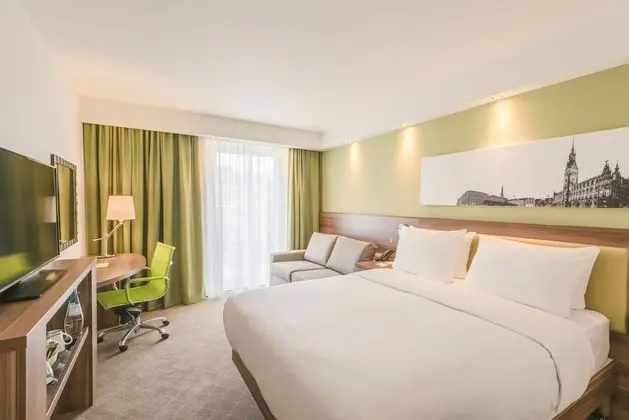 Oda, 1 Büyük (Queen) Boy Yatak ve Çekyat (1 Queen Bed with Sofa Bed)