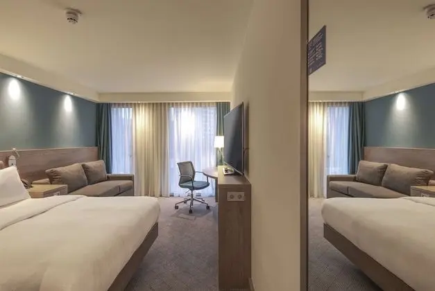 Oda, 1 Büyük (Queen) Boy Yatak ve Çekyat (1 Queen Bed with Sofa Bed)