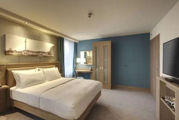 Oda, 1 Büyük (Queen) Boy Yatak ve Çekyat (1 Queen Bed with Sofa Bed)