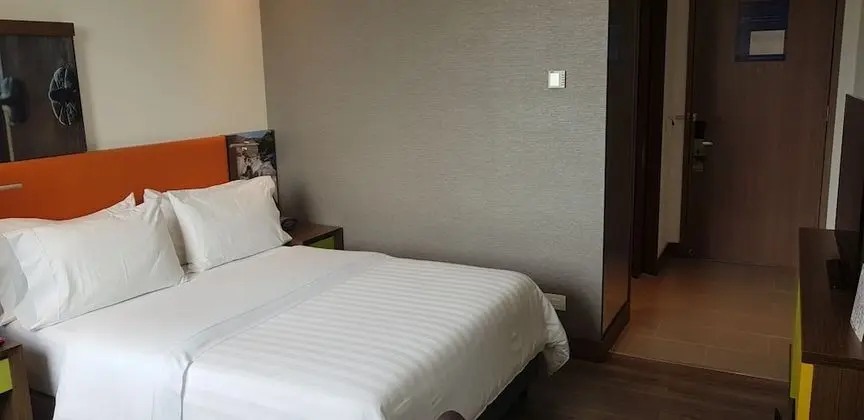 Oda, 1 Büyük (Queen) Boy Yatak, Engellilere Uygun, Sigara İçilmez