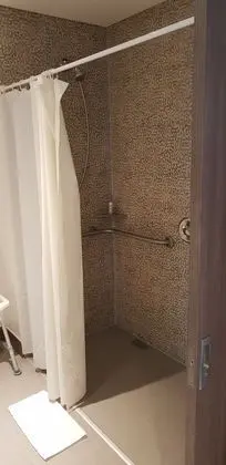 Oda, 1 Büyük (Queen) Boy Yatak, Engellilere Uygun, Sigara İçilmez